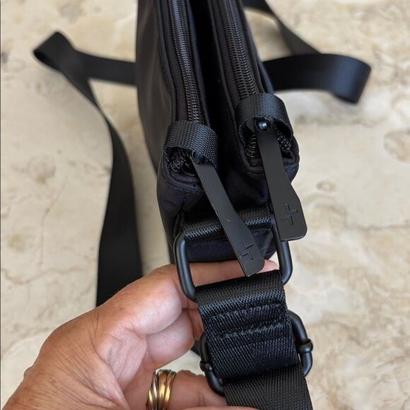 NWOT Tracker Anti Theft RFID Black Nylon Crossbody Bag Unisex - Picture 10 of 15